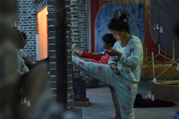 Cuộc sống đầy mồ hôi và nước mắt của những nghệ sĩ xiếc tương lai