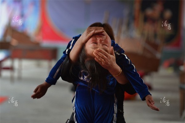 Cuộc sống đầy mồ hôi và nước mắt của những nghệ sĩ xiếc tương lai