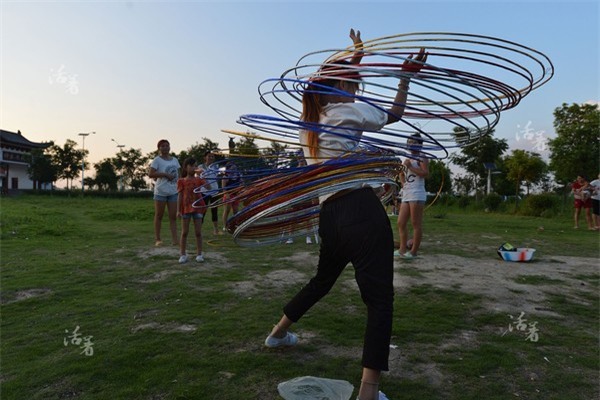 Cuộc sống đầy mồ hôi và nước mắt của những nghệ sĩ xiếc tương lai