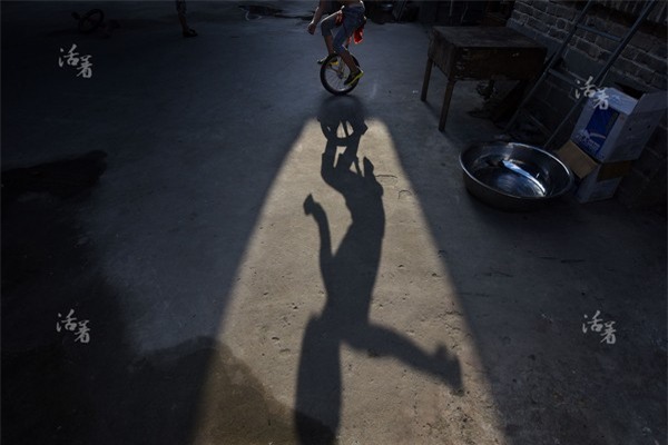 Cuộc sống đầy mồ hôi và nước mắt của những nghệ sĩ xiếc tương lai