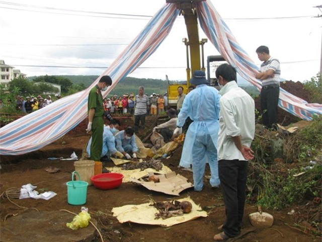 Khai quật thi thể vợ chồng bị ném xuống giếng 3 năm trước