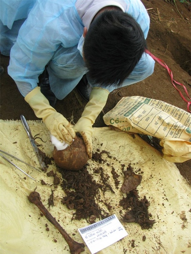 Khai quật thi thể vợ chồng bị ném xuống giếng 3 năm trước