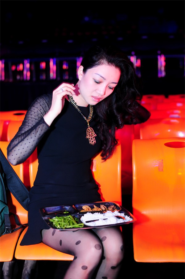 
Nữ ca sĩ Thu Hà và bữa cơm đạm bạc trước khi lên sân khấu.

