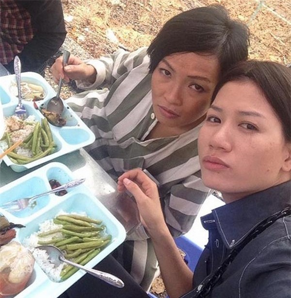 
Phương Thanh và Trang Trần bên bữa cơm dã chiến tại phim trường.
