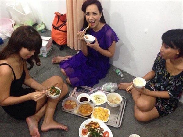 
Mặc kệ váy vóc điệu đà, những người đẹp Việt vẫn ngồi bệt dưới đất để dùng cơm.
