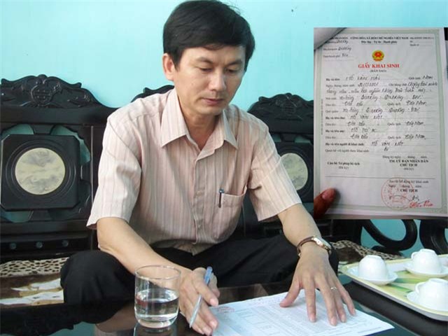 nha truong sua giay khai sinh, phu huynh nao loan hinh anh 1