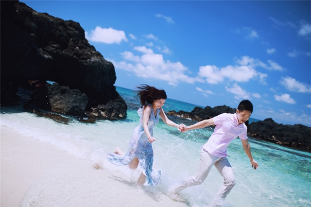 Bộ ảnh lãng mạn của cặp đôi Hà Thành tại Lý Sơn khiến dân mạng thổn thức