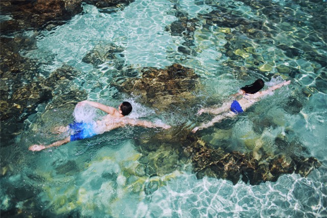 Những bãi tắm với nước trong xanh biếc là điểm nhấn ấn tượng của Lý Sơn