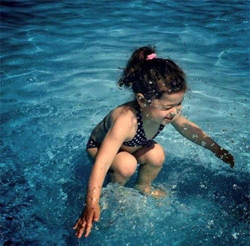 dan mang tranh cai ve anh co be o tren hay o duoi nuoc hinh anh 2