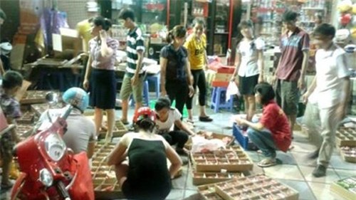 Bánh Trung thu ế được các lò bánh kẹo mua lại để sản xuất ra bánh kẹo mới. Ảnh: An Ninh Thủ Đô