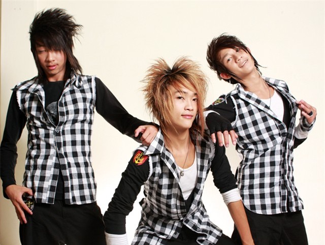 
Năm 2005, nhóm nhạc HKT được thành lập. Ngay khi vừa ra mắt, nhóm đã nhận về không ít gạch đá vì phong cách thời trang không giống ai.
