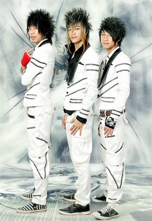 Không chỉ thế, với chất giọng yếu cùng các ca khúc có nhạc nền chát chúa, HKT bị đánh giá thảm họa từ hình thức cho tới nội dung.