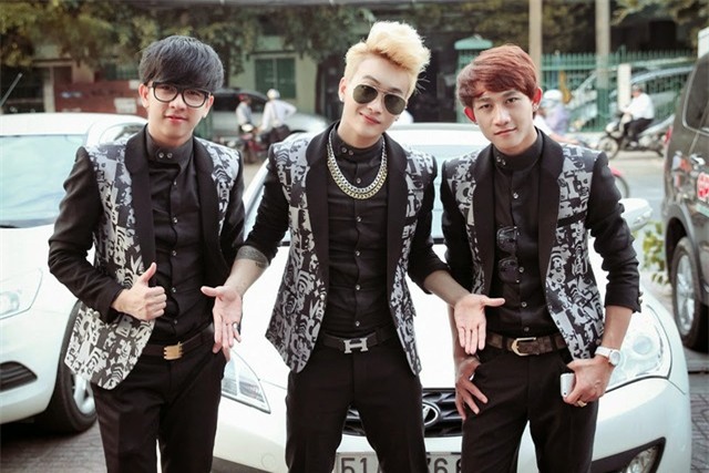 Từ những anh thợ cắt tóc nhà quê, các chàng trai của HKT bất ngờ lột xác thành những hot boy với phong cách sành điệu, lịch lãm.