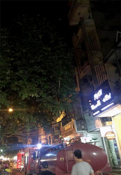 4 xe chữa cháy được điều tới hiện trường. (Ảnh: Tiến Nguyên)