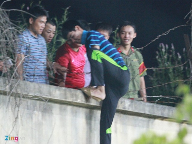 Người hâm mộ trèo rào xin chữ ký tuyển thủ Việt Nam