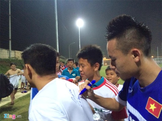 Người hâm mộ trèo rào xin chữ ký tuyển thủ Việt Nam