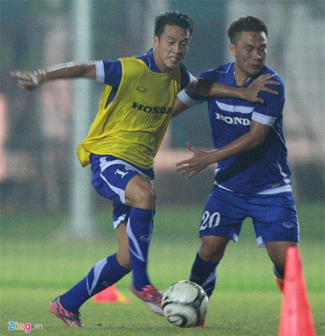 Người hâm mộ trèo rào xin chữ ký tuyển thủ Việt Nam