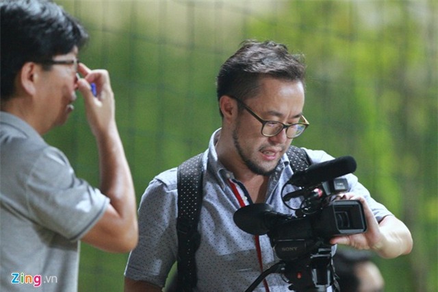 Người hâm mộ trèo rào xin chữ ký tuyển thủ Việt Nam