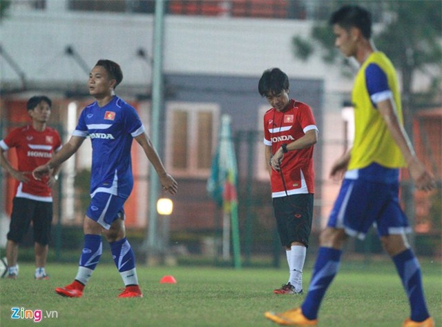 Người hâm mộ trèo rào xin chữ ký tuyển thủ Việt Nam