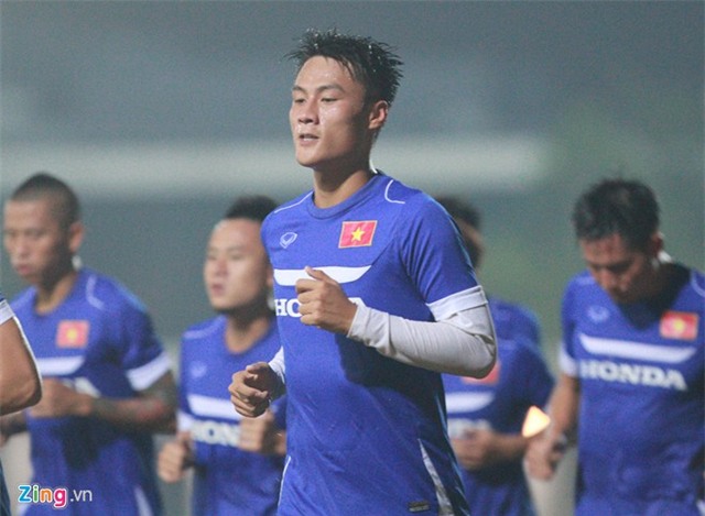 Người hâm mộ trèo rào xin chữ ký tuyển thủ Việt Nam