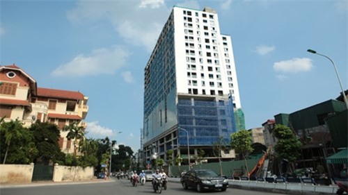 Cận tòa nhà 8B Lê Trực.