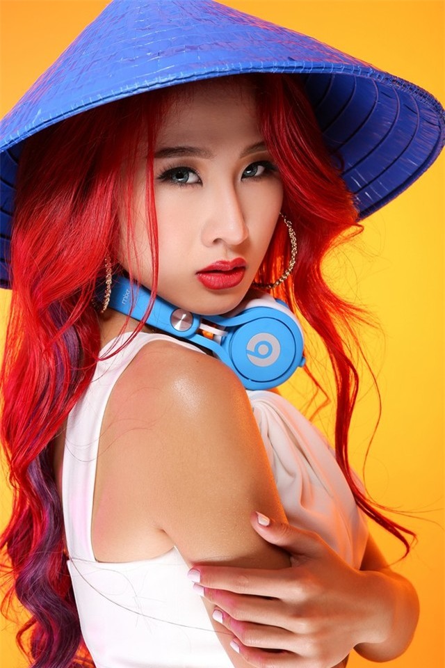 Do gia cảnh khó khăn, từ lúc 8 tuổi, DJ Oxy (Cù Thị Ngọc, sinh năm 1993, quê An Giang) đã bắt đầu làm phục vụ, dọn bàn cho&nbsp;một quán ăn.&nbsp;Đến năm 11 tuổi, nữ DJ lên Sài Gòn kiếm sống bằng nghề rửa chén bát, bưng bê... Ảnh: L.M.K.