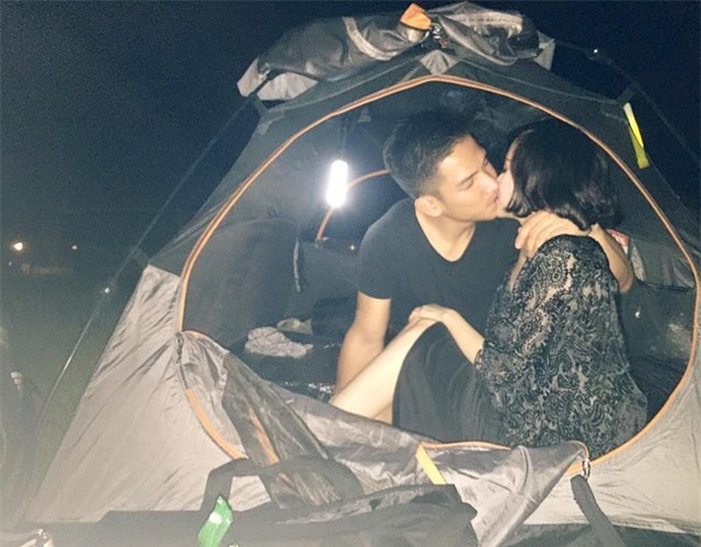  Bức ảnh Tâm Tít đăng tải đêm Trung thu. 2 vợ chồng cô đã cùng nhau đón trăng bằng một cách rất lãng mạn và đặc biệt. 