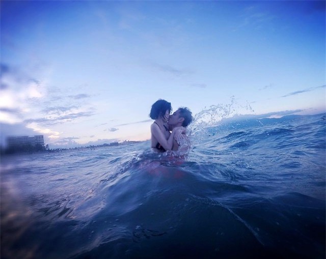 Nụ hôn nồng nàn, say đắm như thuở mới yêu Tâm Tít dành cho ông xã.