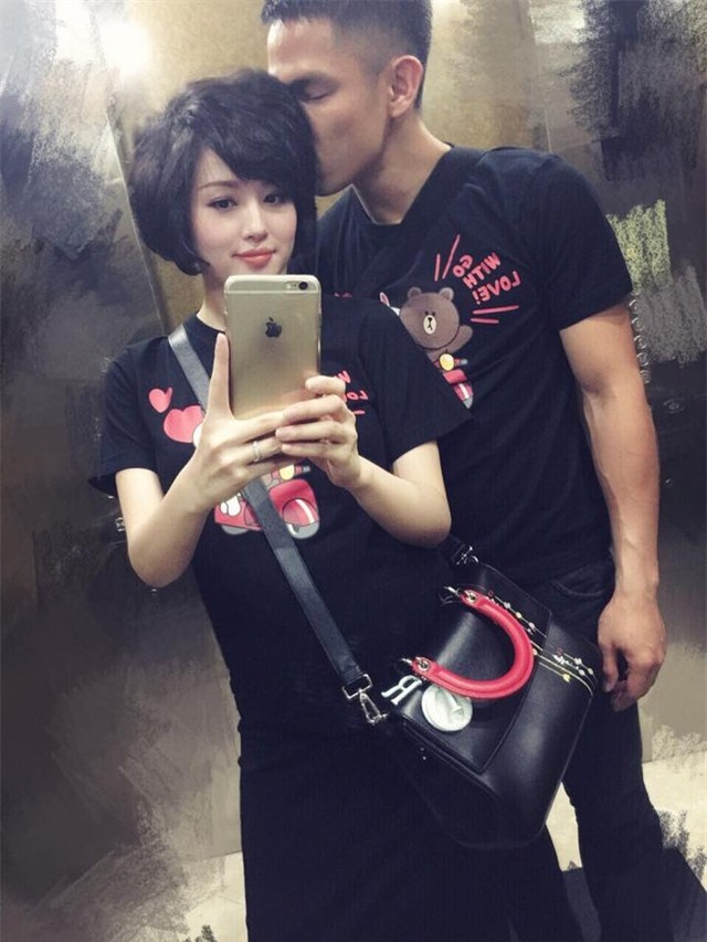 2 vợ chồng cô mặc áo đôi ngộ nghĩnh. Thời điểm chụp bức ảnh này, Tâm Tít vẫn đang mang bầu.