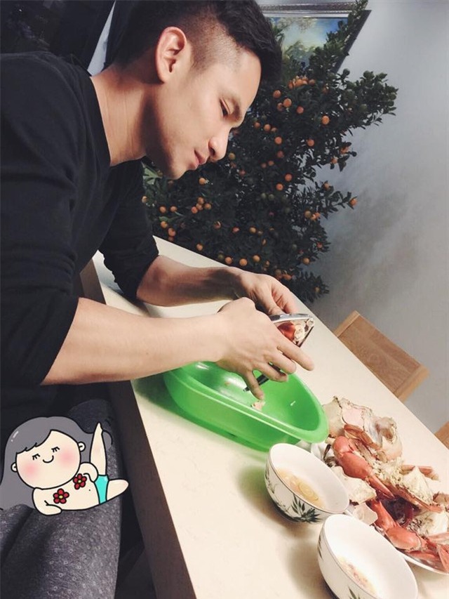 Bức ảnh chồng Tâm Tít đang chăm chút bóc đồ ăn cho vợ.