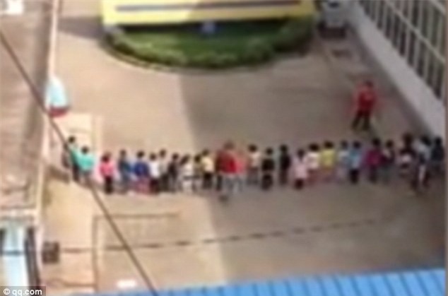 Cô giáo bắt 30 học sinh mầm non xếp hàng để... đá