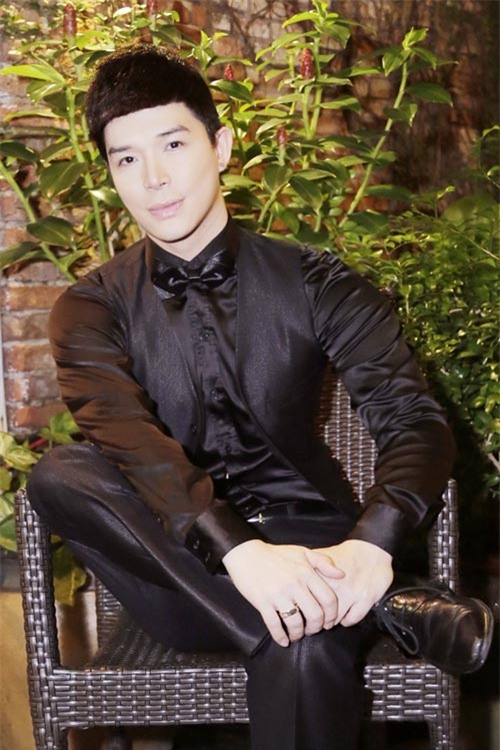 Nathan Lee lại gây