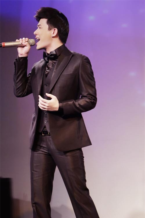 Nathan Lee lại gây