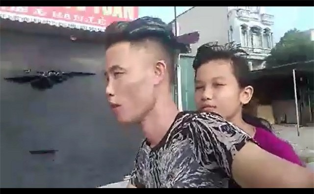 Hình ảnh Hiệp Gà chở con gái quay clip khiến nhiều người bức xúc.