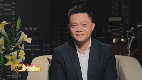 BTV Quang Minh trong chương trình Chuyện đêm muộn.