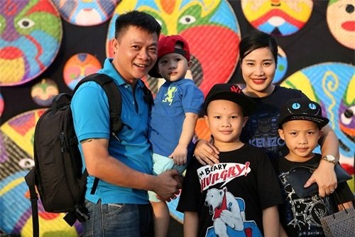 Quang Minh hạnh phúc cùng vợ và 3 cậu con trai kháu khỉnh.