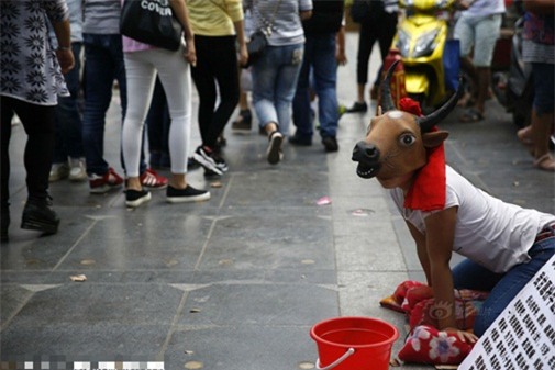 Cô bé 15 tuổi làm trâu bò ngoài đường phố để kiếm tiền cứu cha - Ảnh 3