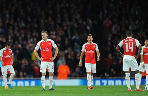 thủ thành mo ngủ, arsenal gục ngã truóc olympiakos hinh anh 1