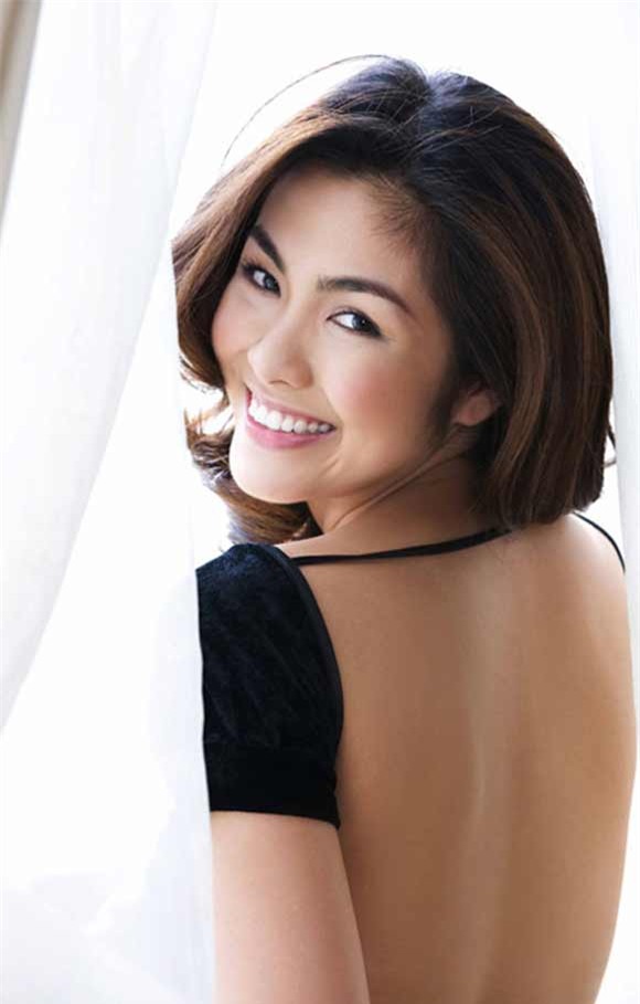 Nhà văn Nguyễn Ngọc Tư gọi Tăng Thanh Hà là cô gái có nụ cười làm rực sáng cả một khúc sông.