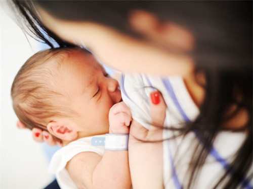 Cho con bú: Mẹ lợi đủ đường! - 1