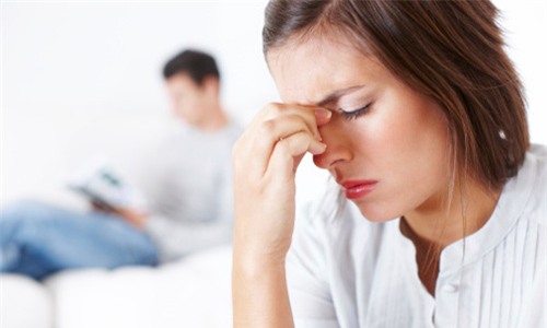 Chị lo sợ mỗi khi chồng chị mua một món đồ mới, mỗi khi thấy anh ăn diện khác thường để đi ăn tiệc. (ảnh mang tính minh họa)