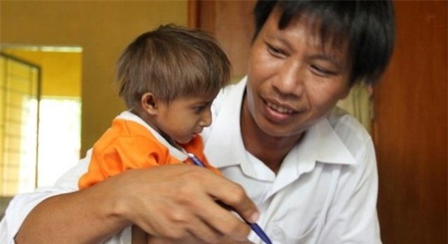 Ngày đầu đến trường của cậu bé tí hon Quảng Ngãi