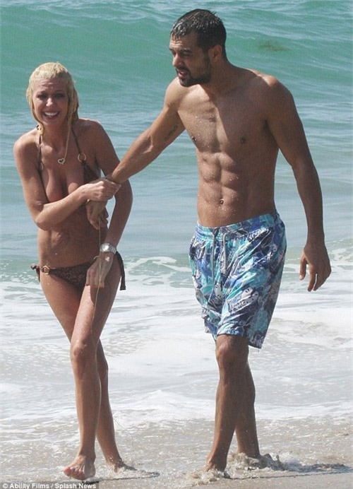 nguoi mau bikini nhan nheo nhu ba gia o tuoi 39 hinh anh 2