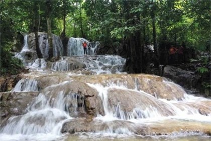 Những tầng thác Mu trong khu rừng già âm u.