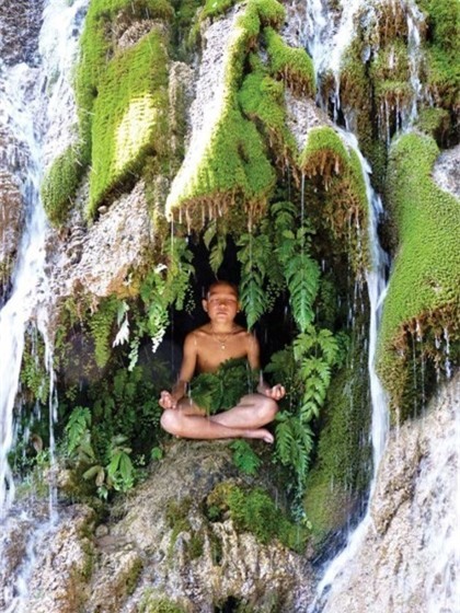 Một du khách nhỏ tập “thiền” trong hộc núi giữa thác.