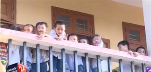 Không chấp nhận 'lạm thu', học sinh bị dồn lớp, đuổi học - 1