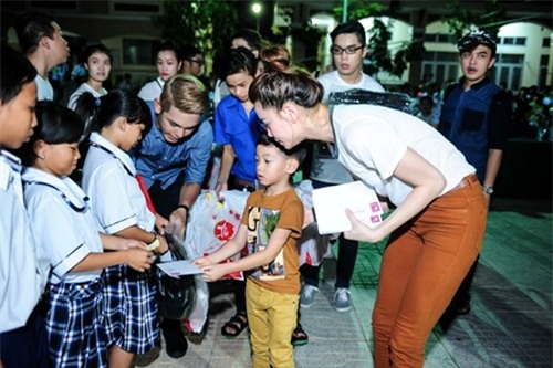 Sebeo trao quà tặng cùng mẹ