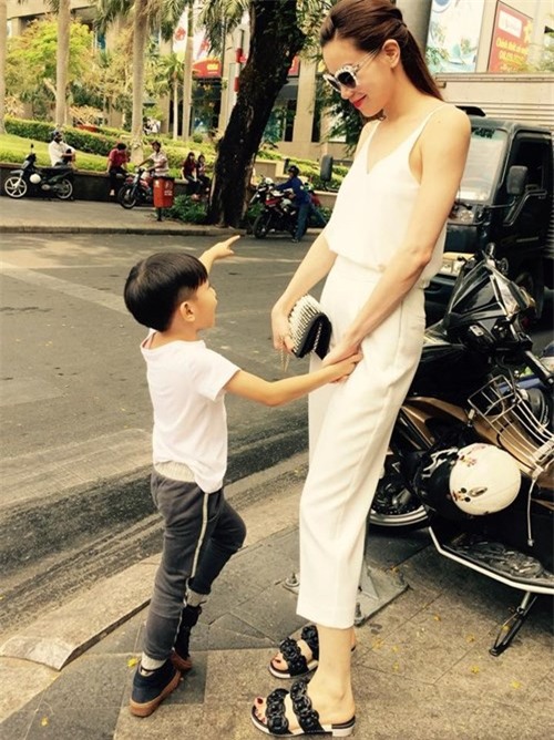 Hầu như những ngày nghỉ ngơi của mình, Hà Hồ đều dành cho con trai