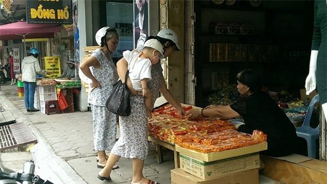 Bánh trung thu 15.000 đồng bán ở hàng trà đá