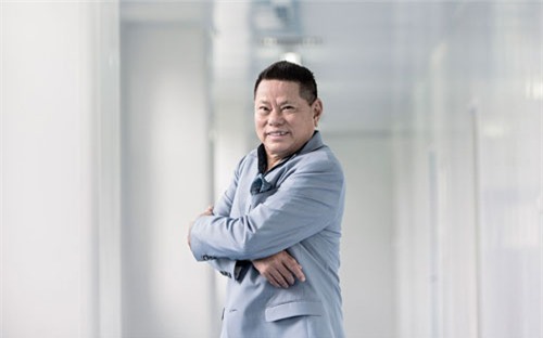 Tỷ phú Mỹ gốc Việt Hoàng Kiều - Ảnh: Forbes.